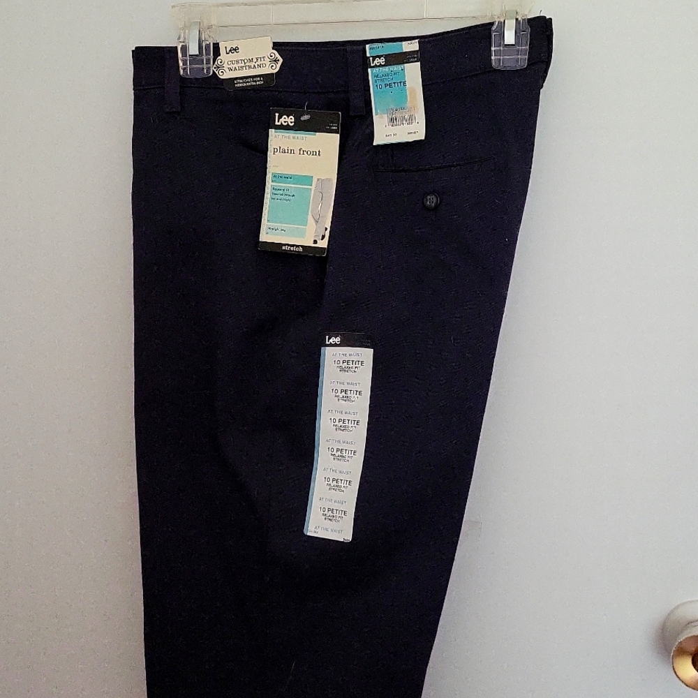 Lee Plain Front,straight leg pants. Deep Navy. 10 Petite. NWT